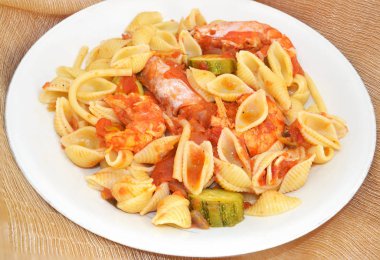 pasta kabuk karides ve domates sosu ile