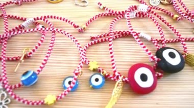 koruma sembolü '' martakia'' adı verilen geleneksel Yunan Mart bilezik