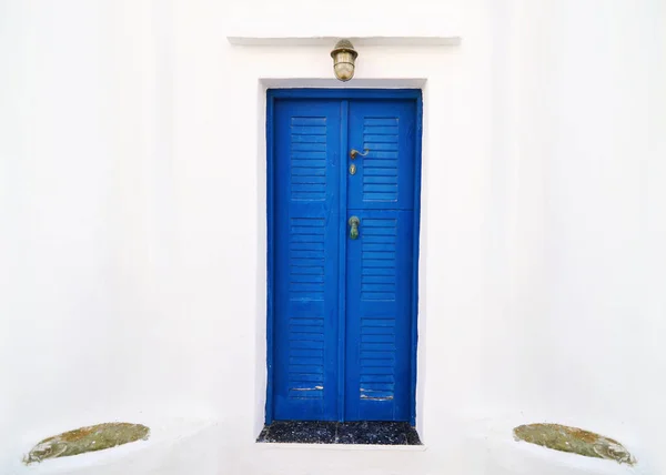 Porte traditionnelle en bois bleu à Sifnos île de Grèce — Photo