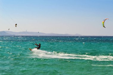 Nakşa Adası Kiklad Adaları Yunanistan, Kitesurf yapan insanlar