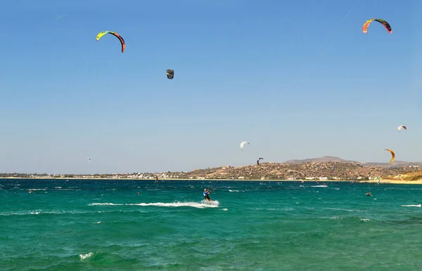 Ludzie robią kitesurfingu w Naxos wyspy Cyklady Grecja — Zdjęcie stockowe