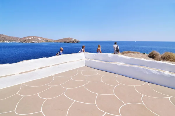 Turistas mirando el mar Egeo en Panaghia Chrisopigi iglesia Sifnos Grecia —  Fotos de Stock