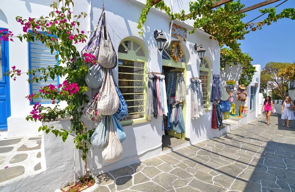 Магазины одежды и сувениров в Apollonia Sifnos Greece — стоковое фото