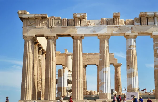 Las antiguas columnas de la Acrópolis del Partenón Grecia con los turistas — Foto de Stock