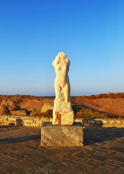 Kvinna staty på Naxos island Grekland — Stockfoto