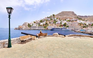 kadın turist Hydra Adası Yunanistan manzaraya görünüyor