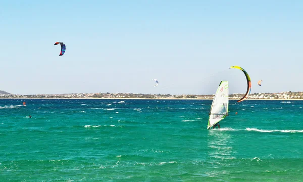 Ludzie robią kitesurfingu i windsurfingu w Naxos wyspy Cyklady Grecja — Zdjęcie stockowe