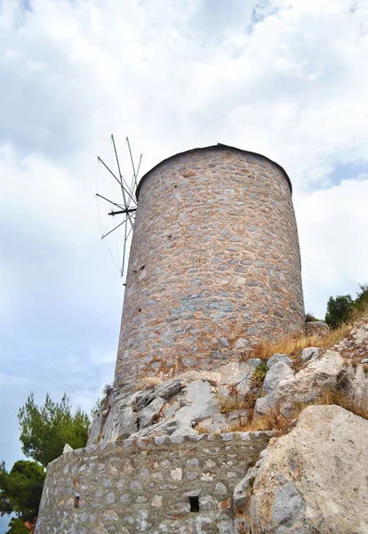 Stony väderkvarn på Hydra island Grekland — Stockfoto