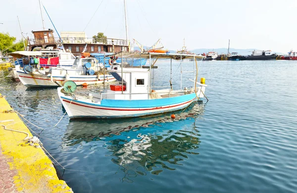 Bağlantı noktası Eleusis Yunanistan, balıkçı tekneleri — Stok fotoğraf