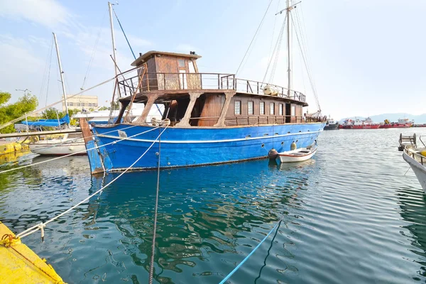 Altes hölzernes boot im eleusis hafen griechenland — Stockfoto