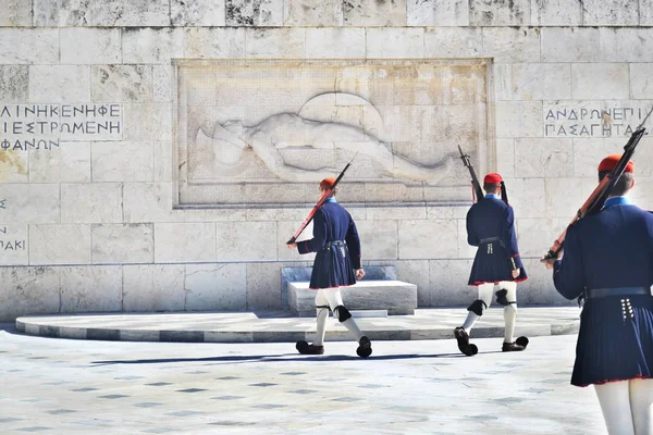 Греческие evzones - греческие tsolias - охрана президентского особняка перед могилой неизвестного солдата — стоковое фото