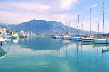 Yelkenli deniz Kalamata bağlantı noktası Yunanistan yansıyan