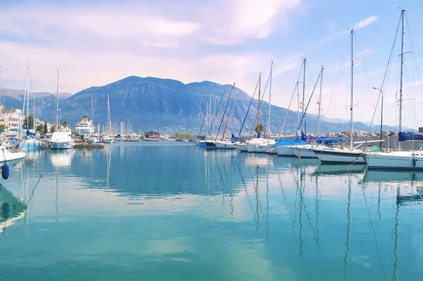 Veleiros refletidos no mar Kalamata porto Grécia — Fotografia de Stock