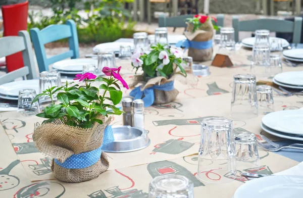 Griechischer Restauranttisch mit blühenden Blumen — Stockfoto