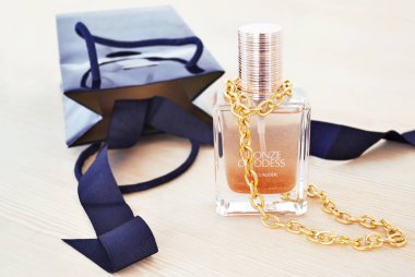 Estee Lauder kozmetik Altın Zincir kolye ile natürmort fotoğraf