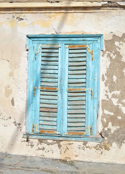 Vieja ventana azul de madera con óxido - Hydra island Grecia —  Fotos de Stock