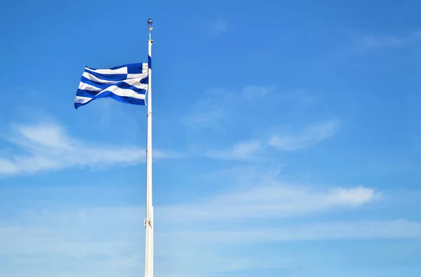 Ondulada bandera griega con fondo azul cielo — Foto de Stock