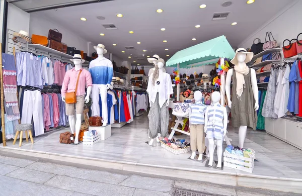 Tiendas turísticas con ropa y accesorios en Monastiraki Atenas Grecia — Foto de Stock