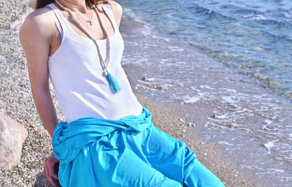 Summer jewelry advertisement at a greek island beach — Stock Photo, Image