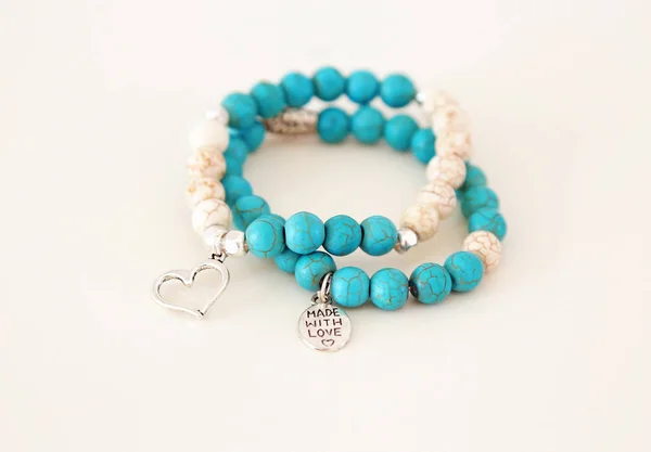 Bracelets en pierre gemme turquoise avec des charmes d'argent — Photo