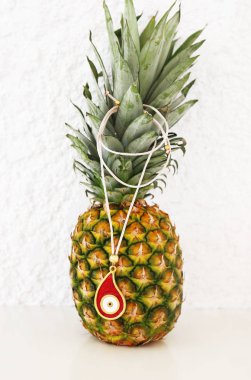 ananas kırmızı nazar kolye reklamı 