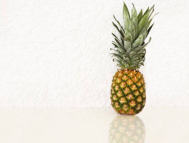 Beyaz arkaplanda taze ananas 