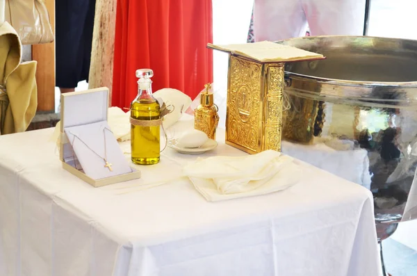 Griego bautizo ortodoxo - aceite de bautismo, cruz de oro y jabón — Foto de Stock