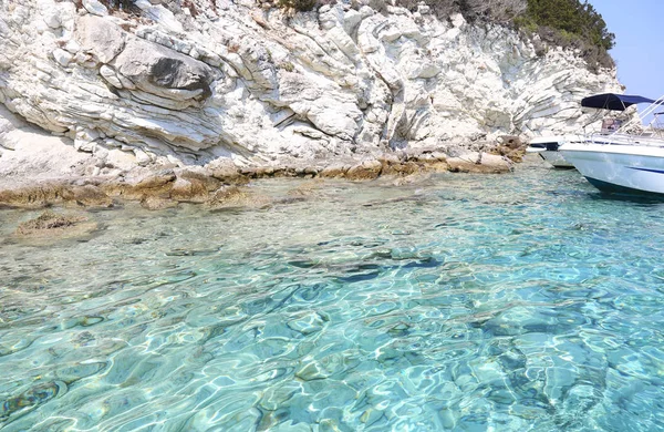 Voutoumi の透明な青緑色の海ビーチ Antipaxos 島ギリシャ — ストック写真