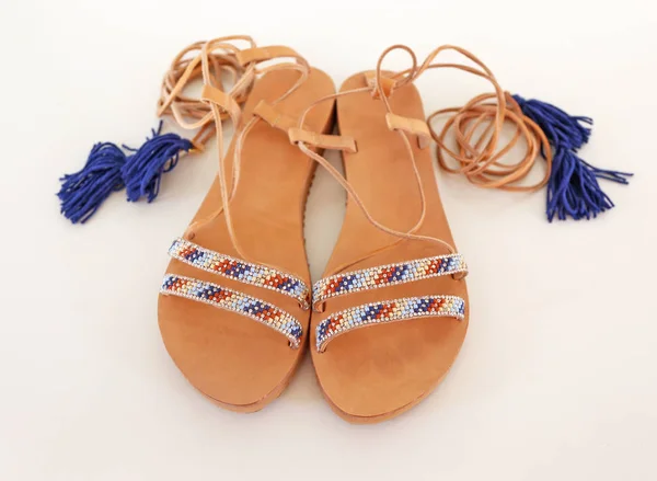 Sandalias de cuero griego bohemio en colores azul y turquesa — Foto de Stock