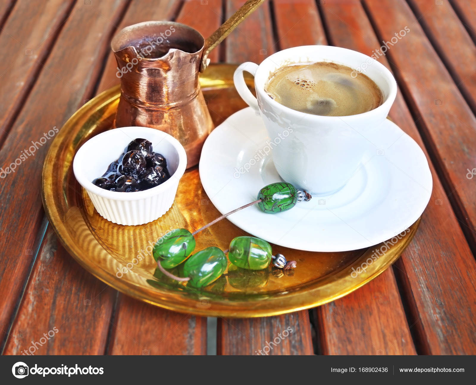 Geleneksel Yunan kahve cezve, tatlı kiraz ve tespih — Stok Foto © photo
