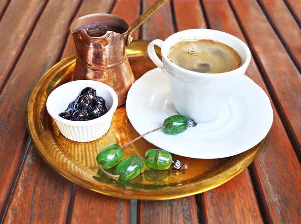 Traditionele Griekse koffie met koffiepot, zoete kers en rozenkrans — Stockfoto