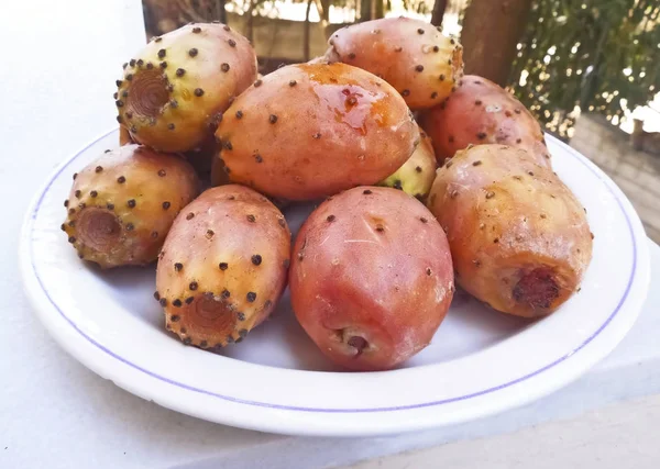 Frutas frescas de pera espinosa en el plato —  Fotos de Stock