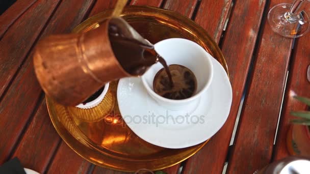 ruka klade tradiční horká řecká káva ve skle