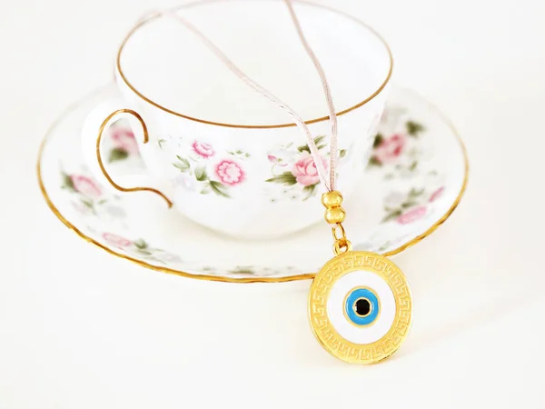 Традиционное ожерелье со злым глазом и греческими меандрос — стоковое фото