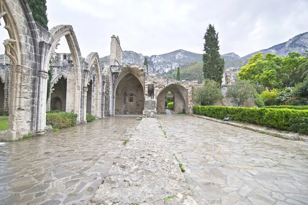 Аббатство Беллапаис в Северном Кипрусе - монастырь Беллапаис — стоковое фото