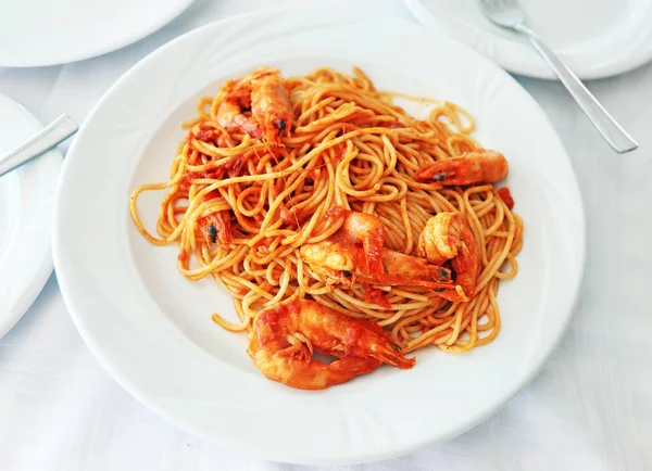 Spaghetti mit Garnelen in einer griechischen Taverne — Stockfoto