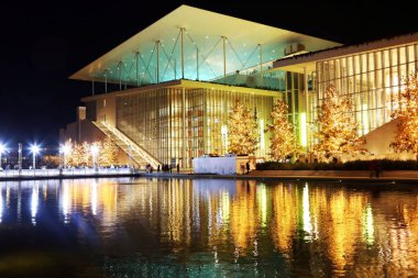 Atina Yunanistan, 16 Aralık 2017: gece fotoğrafçılığı Stavros Niarchos Vakfı'nın Noel ışıkları ile dekore edilmiştir. Editoryal kullanım.