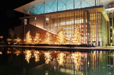 Atina Yunanistan, 16 Aralık 2017: gece fotoğrafçılığı Stavros Niarchos Vakfı'nın Noel ışıkları ile dekore edilmiştir. Editoryal kullanım.