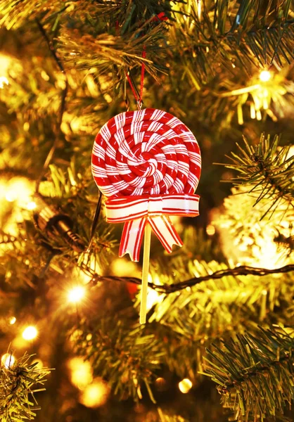 Decoratieve Lollipop Kerstboom Met Bokeh Lichten Achtergrond — Stockfoto