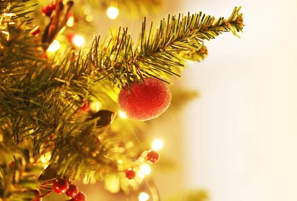 Kerstboom Met Decoratieve Ornamenten Ballen Gouden Licht — Stockfoto