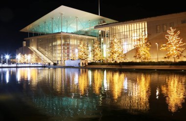 Atina Yunanistan, 16 Aralık 2017: gece fotoğrafçılığı Stavros Niarchos Vakfı'nın Noel ışıkları ile dekore edilmiştir. Editoryal kullanım.