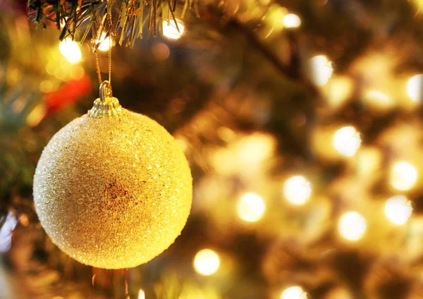 Gouden Kerst Bal Boom Met Bokeh Lichten Achtergrond — Stockfoto