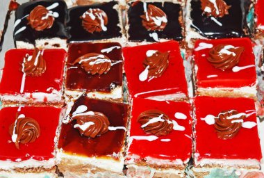 çilek ve vişne tatlar ile lezzetli çikolatalı kek  