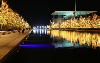 Atina Yunanistan, 16 Aralık 2017: gece fotoğrafçılığı Stavros Niarchos Vakfı'nın Noel ışıkları ile dekore edilmiştir. Editoryal kullanım.