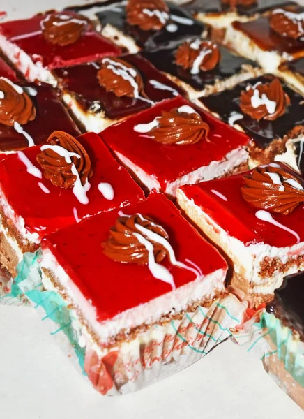 Köstliche Schokoladenkuchen Mit Erdbeer Und Kirscharomen — Stockfoto