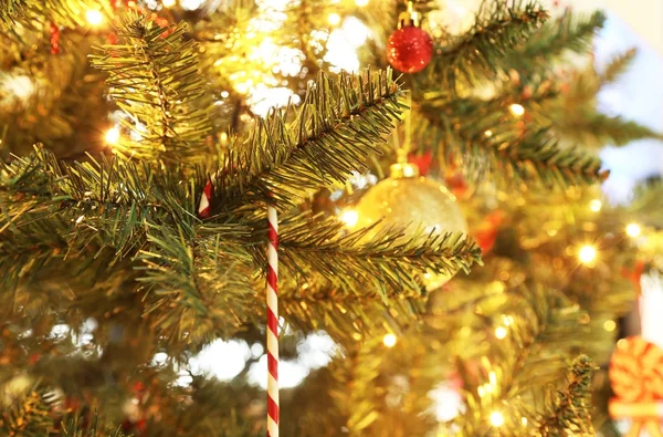 Decoratieve Kerst Ornamenten Boom Met Bokeh Lichten Achtergrond — Stockfoto