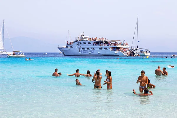 Antipaxos Greece August 2017 Туристы Пляже Вутуми Антипаксос Греция Редакционное — стоковое фото