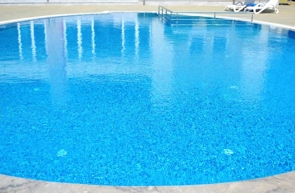 水泳プール 高級ホテル ギリシャの夏の休暇 — ストック写真