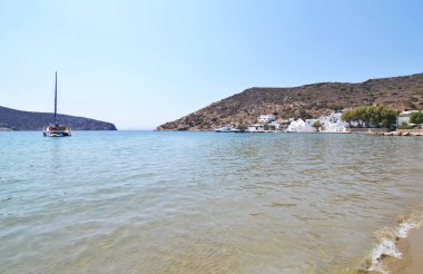 Sifnos Island Kiklad Adaları Yunanistan kumsalda Vathi
