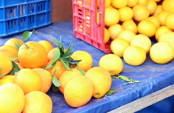 Naranjas Frescas Una Tienda Comestibles Frutas Saludables Para Dieta —  Fotos de Stock